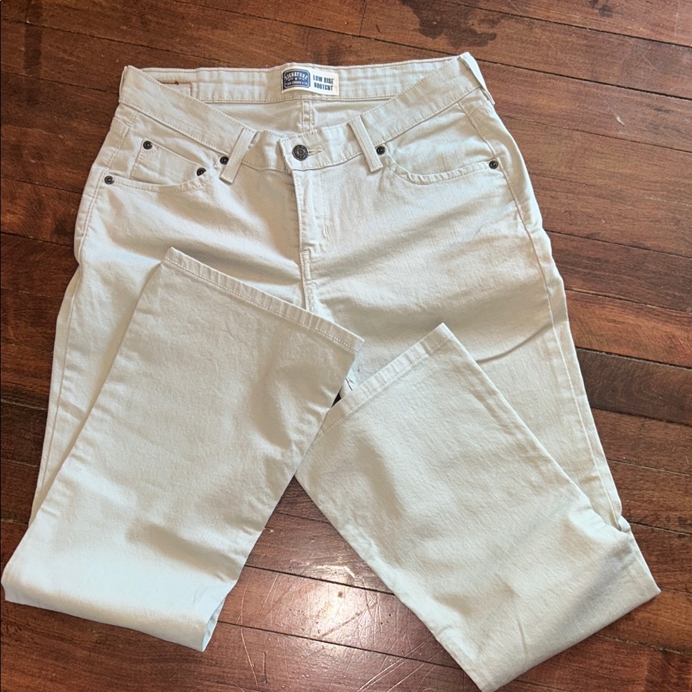 Levi Signature khakis
Low rise- boot cut.